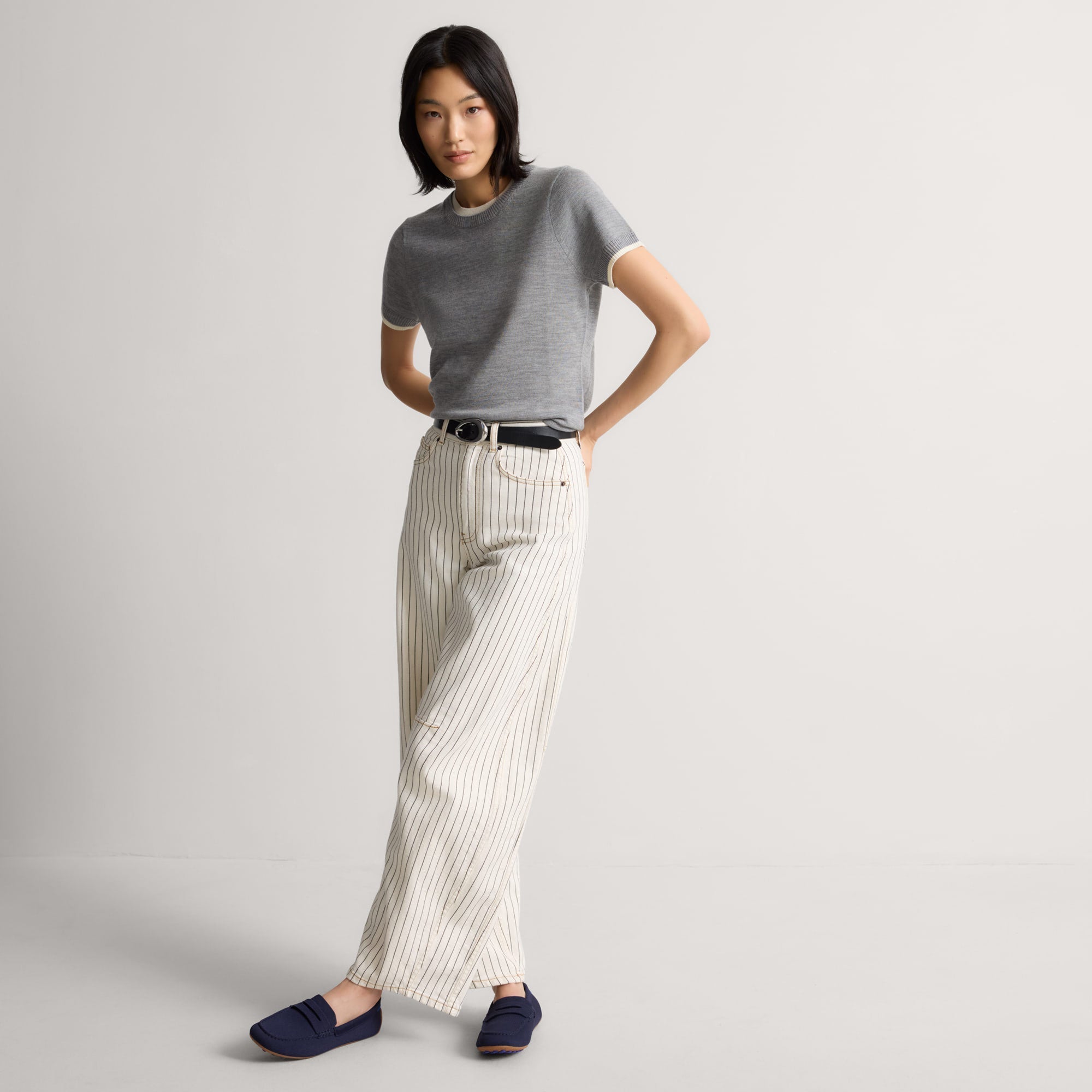 model | Alternate view of a model wearing The Daily Driver in Navy. 