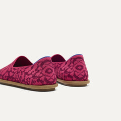 Close up of the heel of The Cruiser Loafer in Fuchsia Bloom, with Rothy's signature blue halo. 